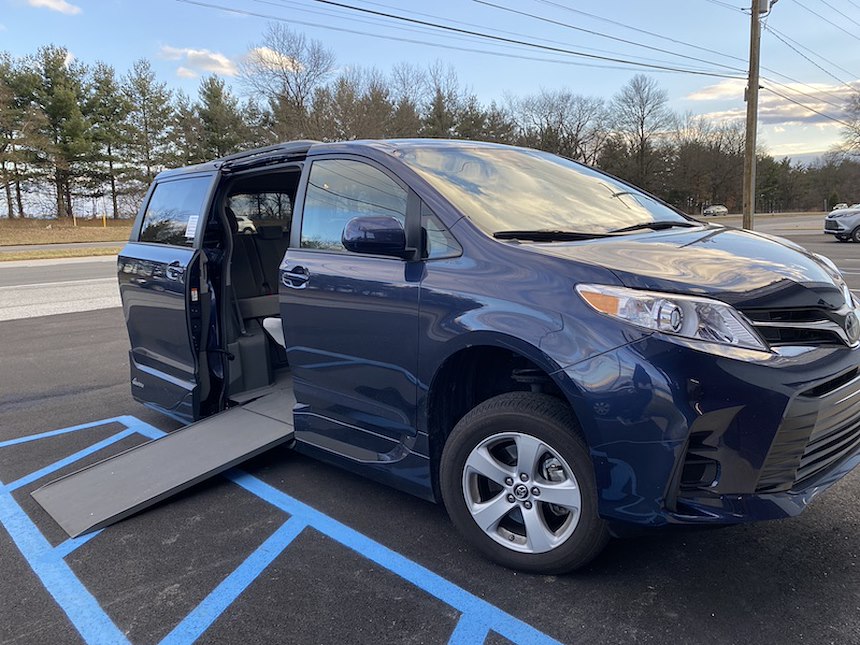 2019 Toyota Sienna L with VMI Northstar Side Entry Conversion