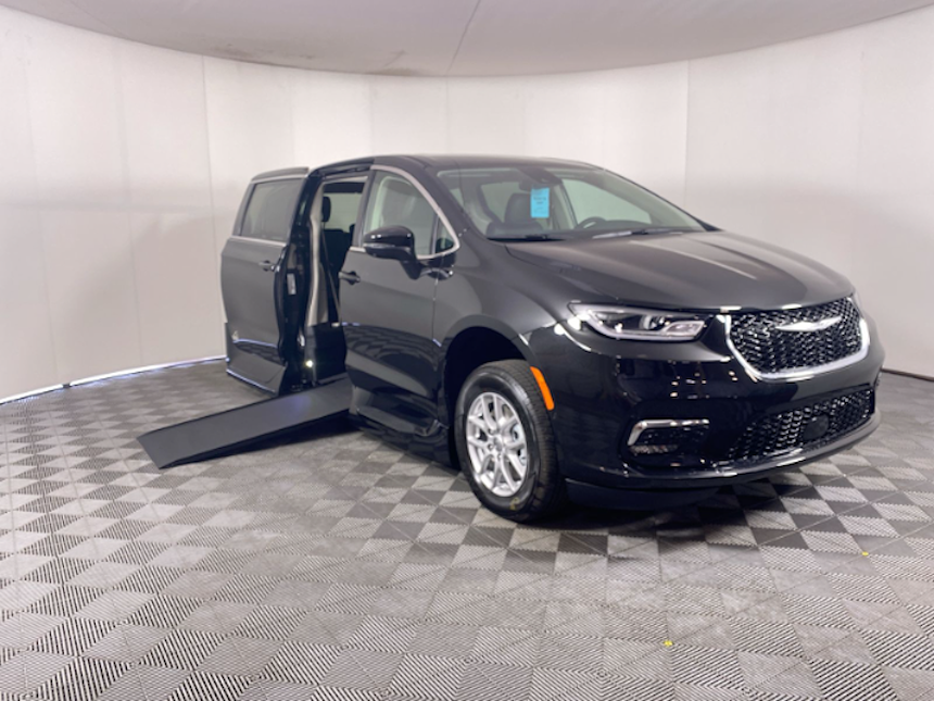 2023 Chrysler Pacifica Touring-L with VMI Northstar Side Entry Conversion